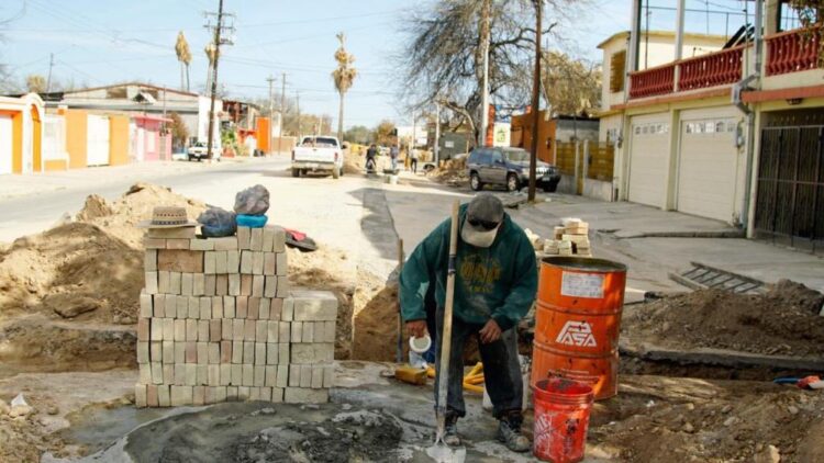 Rehabilitan subcolector de drenaje sanitario Perú