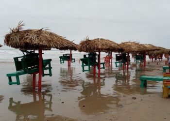Marea alta, aguas malas y bandera negra en playa Miramar.