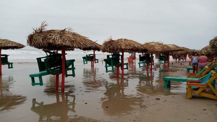 Marea alta, aguas malas y bandera negra en playa Miramar.