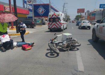 Se lesiona motociclista al chocar