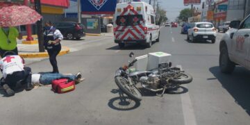 Se lesiona motociclista al chocar