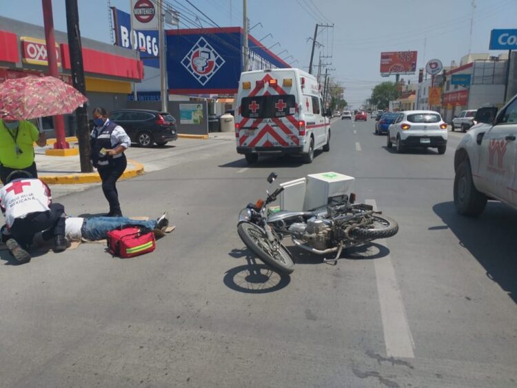 Se lesiona motociclista al chocar