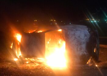 Muere conductor al volcar e incendiar su auto