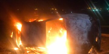 Muere conductor al volcar e incendiar su auto
