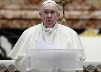 El Papa llama a acabar con guerras y compartir vacunas