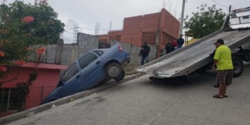 A punto de volcar automóvil