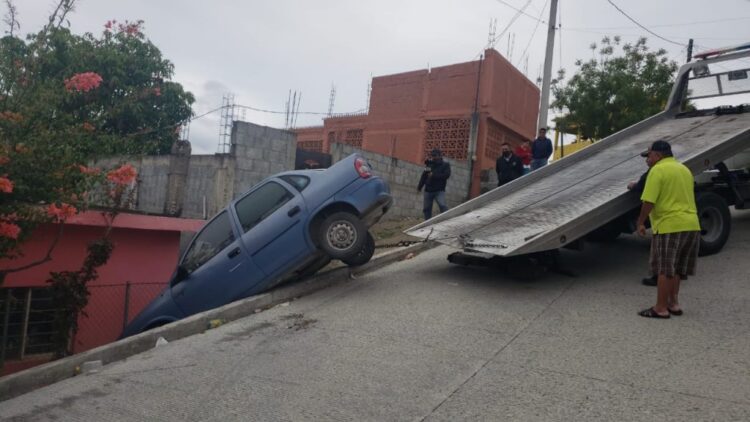 A punto de volcar automóvil