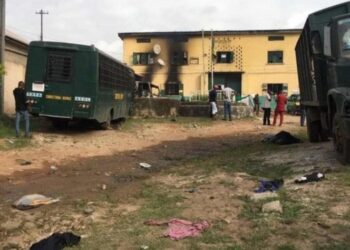 Comando ataca prisión y libera a más de mil 800 reos en Nigeria