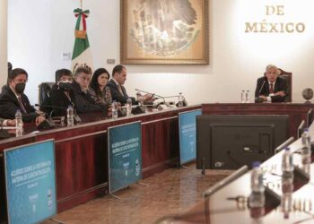 Anuncia López Obrador acuerdo sobre outsourcing y utilidades