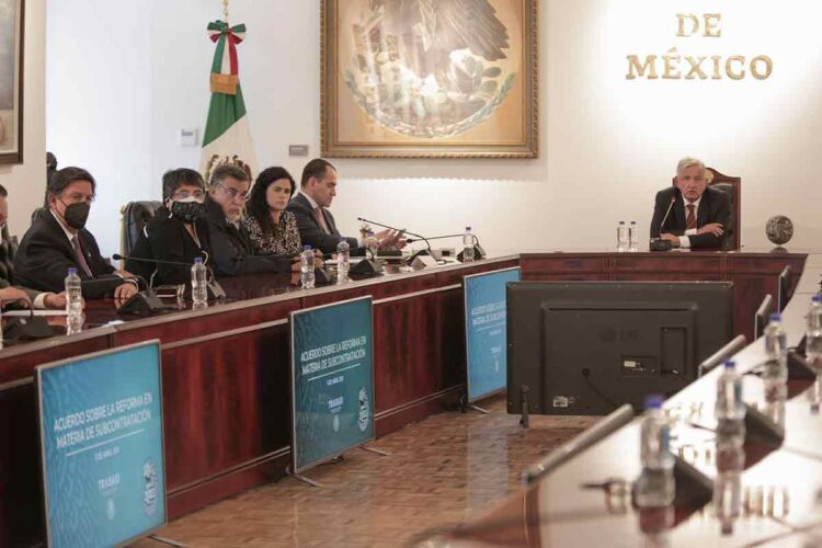 Anuncia López Obrador acuerdo sobre outsourcing y utilidades
