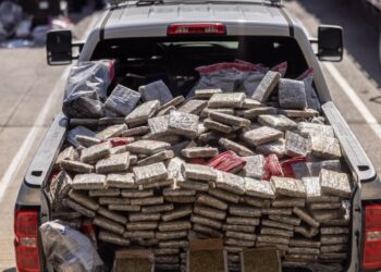 Localizan bultos de marihuana entre chatarra en Laredo