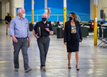 Mayorkas aborda problemática migratoria con legisladores y autoridades fronterizas