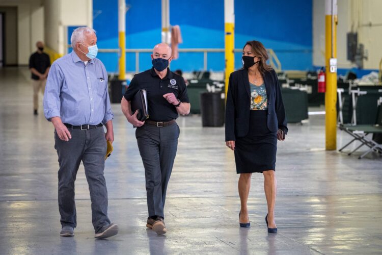 Mayorkas aborda problemática migratoria con legisladores y autoridades fronterizas