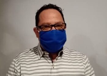 Concesionarios de transporte escolar venden sus unidades.