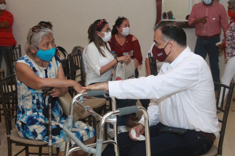 Bienestar de ancianos, una prioridad de Lalo Hernández en Tampico