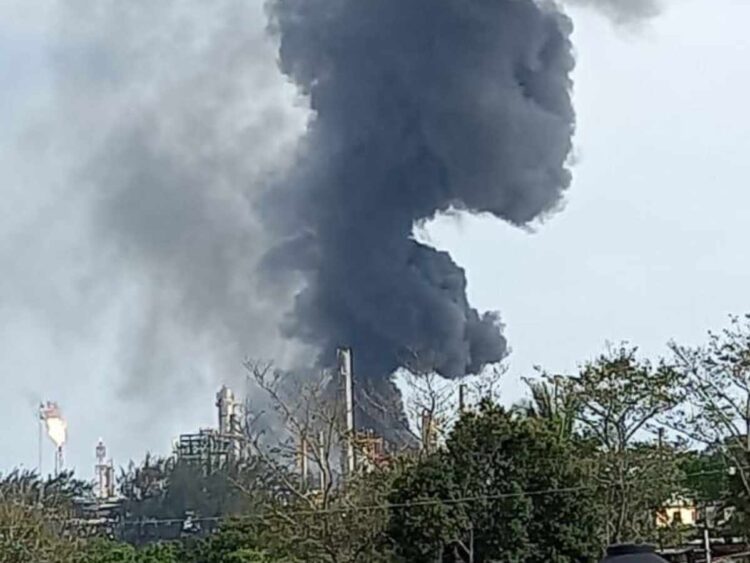 Se registra explosión en refinería de Minatitlán