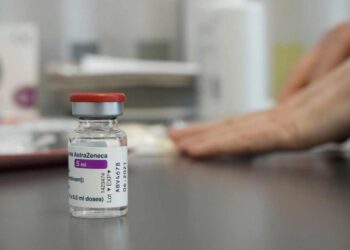 Coágulos por vacuna AstraZeneca, efecto secundario ‘muy raro’: EMA