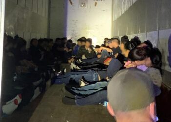 Descubren tráiler repleto de indocumentados