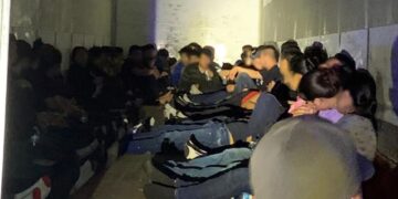 Descubren tráiler repleto de indocumentados