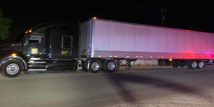 Descubren tráiler repleto de indocumentados