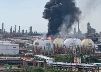 Personal especializado de Pemex controla incendio en refinería