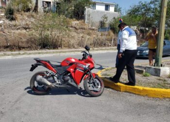 Empleado se lesiona al caer de motocicleta