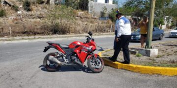 Empleado se lesiona al caer de motocicleta