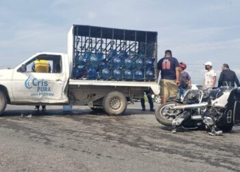 Dos  lesionados al chocar moto con camioneta