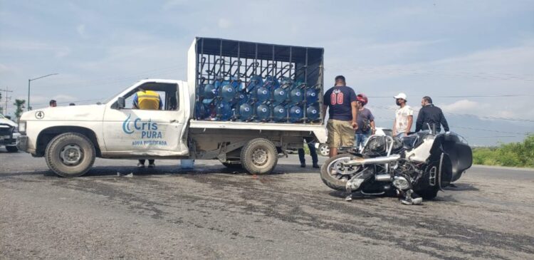 Dos  lesionados al chocar moto con camioneta