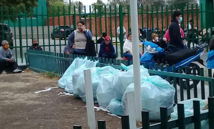 Demandan retiro de basura de zona de urgencias de clínica del IMSS