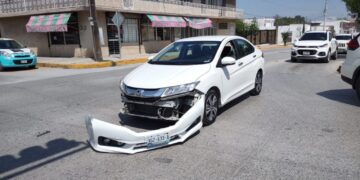 Choque deja cuantiosos daños materiales
