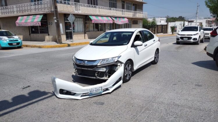 Choque deja cuantiosos daños materiales