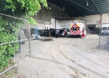 Empleado de llantera cae de camioneta