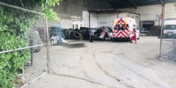 Empleado de llantera cae de camioneta