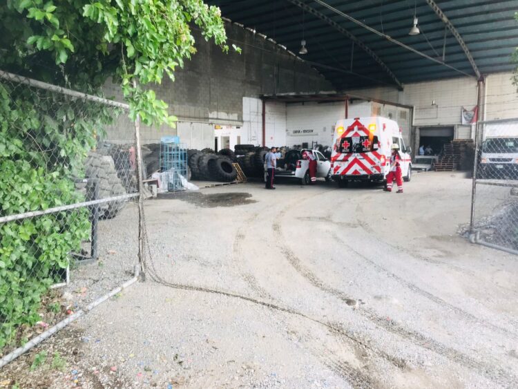 Empleado de llantera cae de camioneta