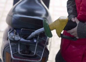 Devuelven subsidio a gasolina Premium, baja estímulo para Diesel
