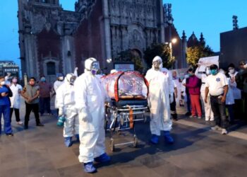 Médicos privados protestan en Palacio Nacional; exigen ser vacunados