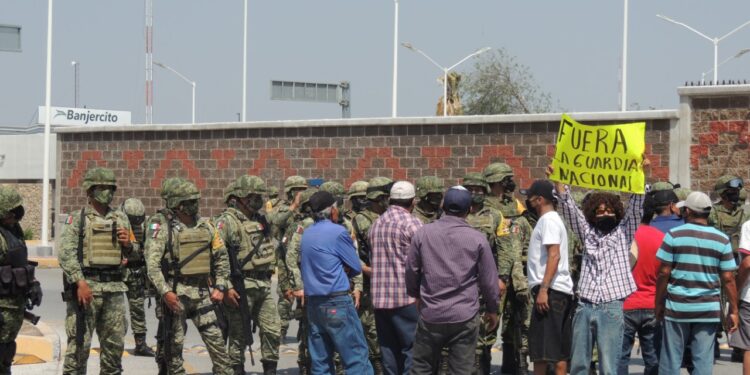 Bloquean puentes internacionales y exigen justicia por crimen cometido por la Guardia Nacional