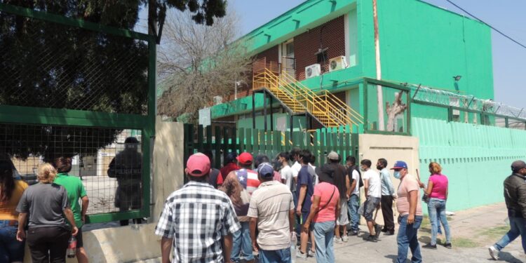 Bloquean puentes internacionales y exigen justicia por crimen cometido por la Guardia Nacional