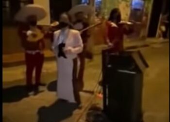 Le lleva serenata a su novia y la encuentra con el amante