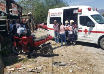 Se lesiona pareja al caer de motocicleta