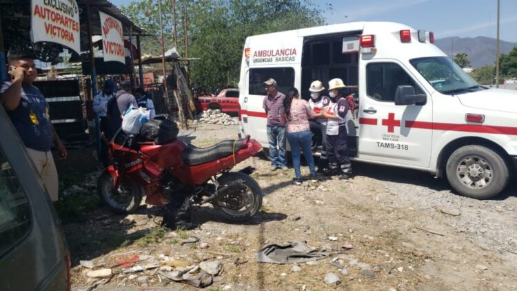 Se lesiona pareja al caer de motocicleta