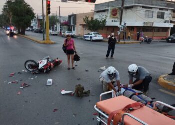 Motociclista choca con auto y se lesiona