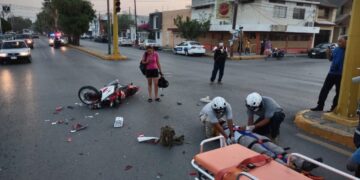 Motociclista choca con auto y se lesiona