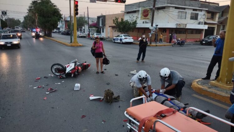 Motociclista choca con auto y se lesiona
