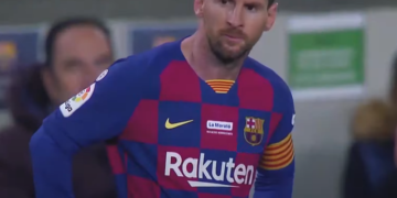 Jugador del Leipzig lo obligarón a tomarse una foto con Messi