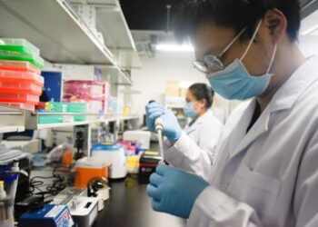 Estudia China mezclar vacunas covid-19