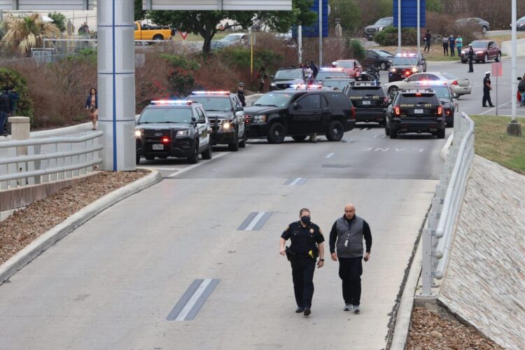 Abaten a hombre armado cerca de aeropuerto de San Antonio