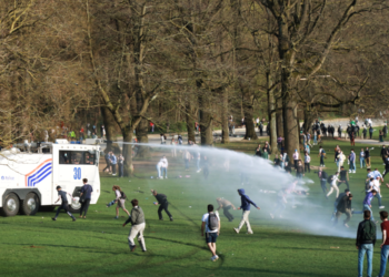 Policía dispersa a miles de personas en fiesta en parque de Bruselas