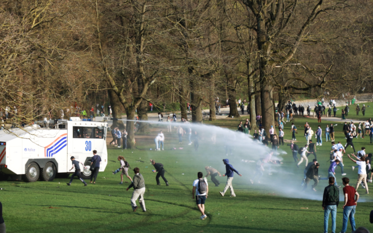 Policía dispersa a miles de personas en fiesta en parque de Bruselas